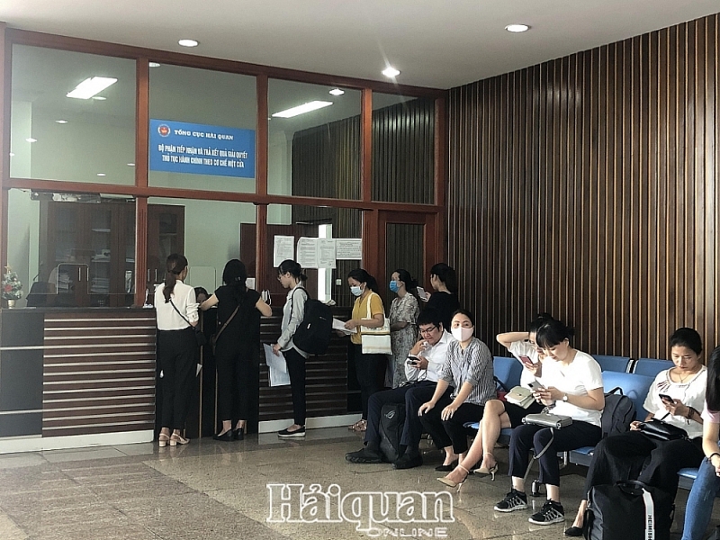 Customers submit applications at the one-stop shop section at the headquarters of the General Department of Customs. Photo: H.Nu