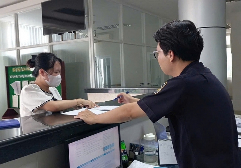 Officials of Binh Thuan Port Customs Branch guide procedures for businesses.