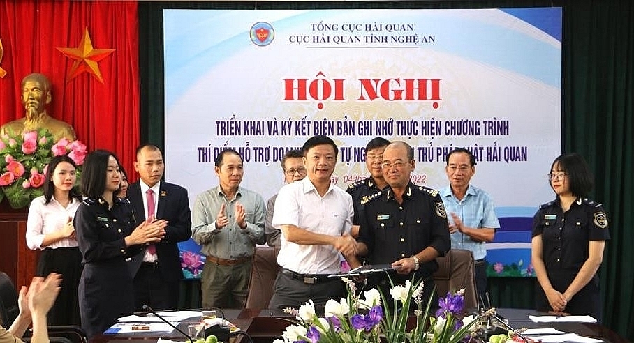 Nghe An Customs encourages enterprises to improve law compliance level