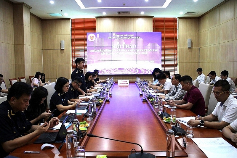 The working delegation of General Department of Vietnam Customs surveyed the process of implementing and developing partnership at Quang Ninh Customs. Photo: Q.H