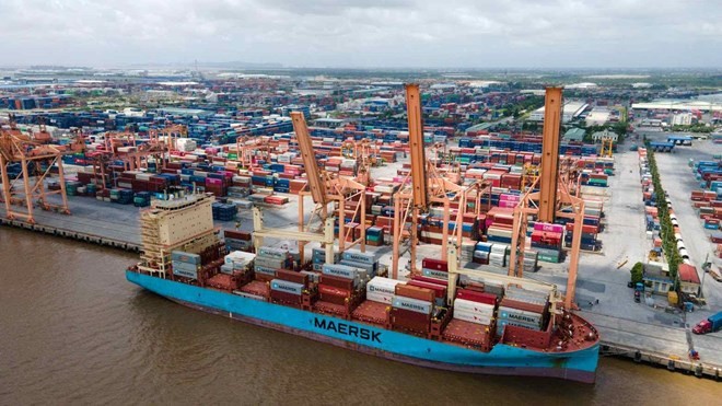 Vietnam ships some 300 billion USD worth of goods abroad during January – September, rising 16% against the same time last year. (Photo: VNA)