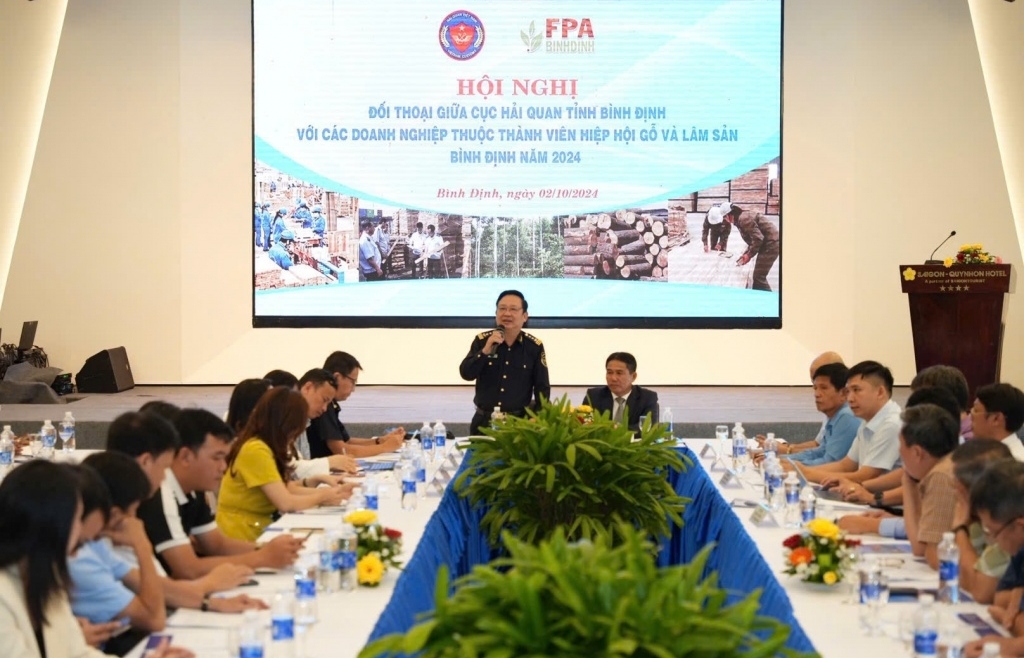 Binh Dinh Customs holds a thematic dialogue with wood industry enterprises