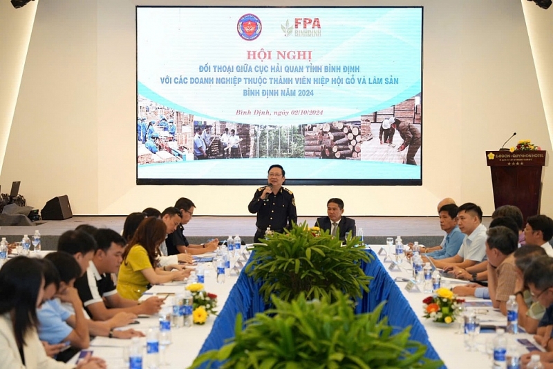 Director of Binh Dinh Customs Le Van Nhuan and Chairman of Forest Products Association Binh Dinh Le Minh Thien chaired the conference.