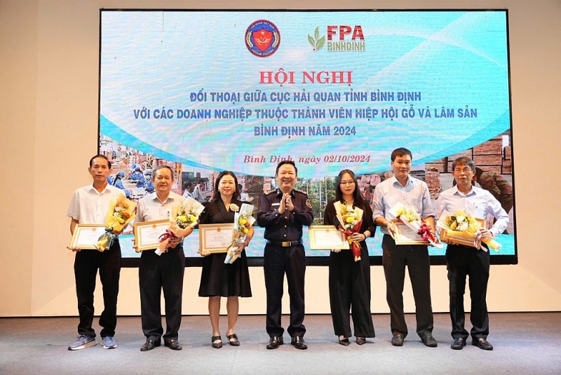 At the conference, the Director of Binh Dinh Customs Department awarded certificates of merit to Forest Products Association Binh Dinh and typical export enterprises.