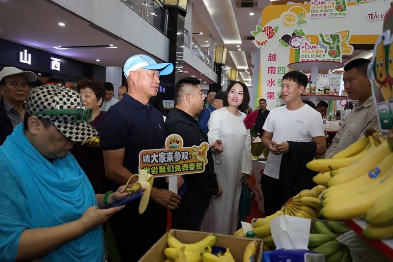 Chinese people and partners visit and enjoy fruits at the Festival. Photo: CT