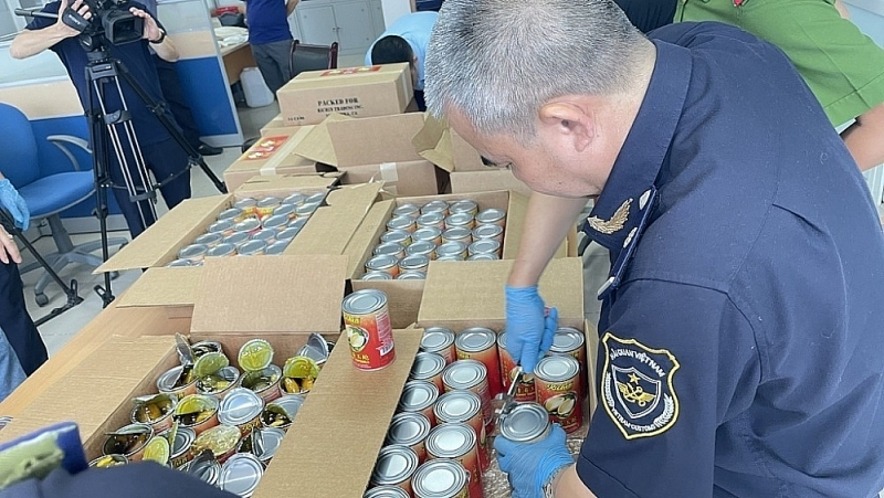 Drugs transported from abroad to Noi Bai airport seized by Hanoi Customs in coordination with competent forces (June 2024). Photo: Ngoc Linh.