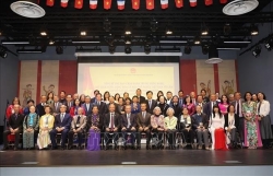 Top leader meets with Vietnamese community in France