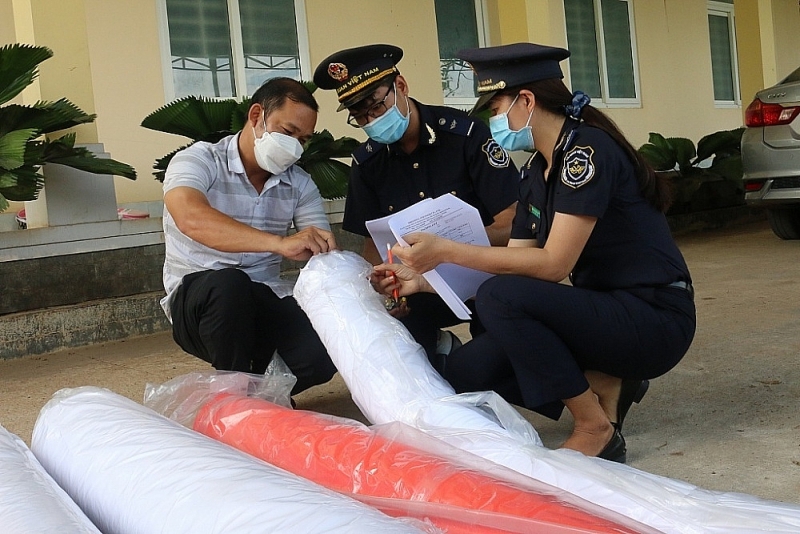 Binh Phuoc Customs officers inspect import and export goods. Photo: N.H