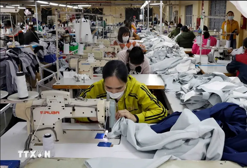 Workers make garment products for export in a company in the northern province of Ha Nam. (Photo: VNA)