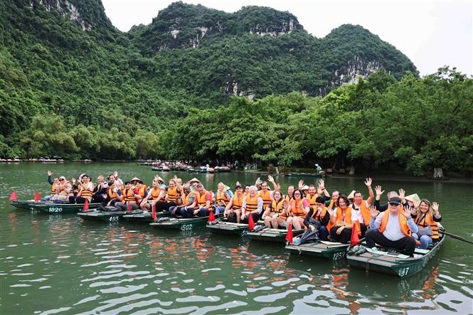 Tourists at the Trang An Scenic Landscape Complex in Ninh Binh province (Photo: VNA)