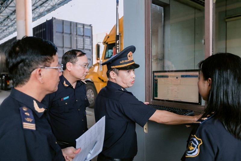 The working group of Quang Tri Customs Department inspects the implementation of the application at Lao Bao Border Gate Customs Branch.