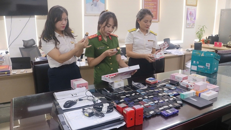 Tax and police officers inspect the exhibits of violators. Photo: CTHN.