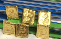 Noi Bai Customs consecutive detection of 2 cases of foreigners hiding metals suspected to be gold