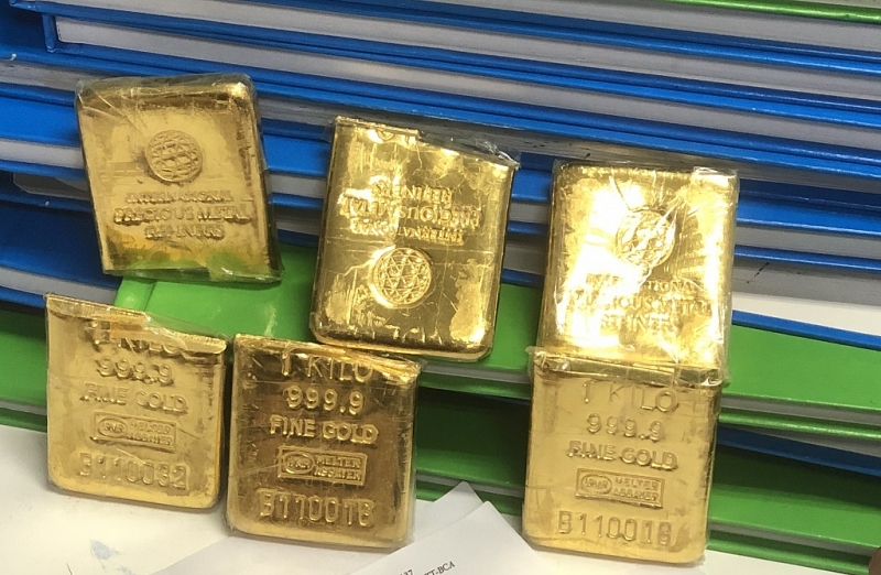 Pieces of metal suspected to be gold were seized.