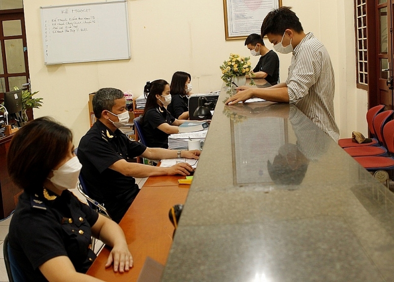 Customs official of Bac Ninh Customs Branch at work (Bac Ninh Customs Department). Photo: Quang Hung