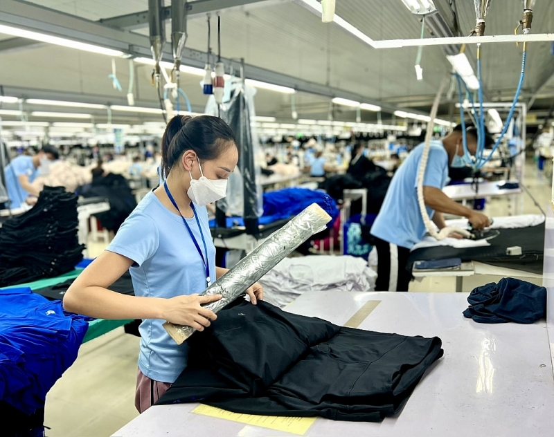 Garment businesses keep filling more orders. Photo: H.Diu