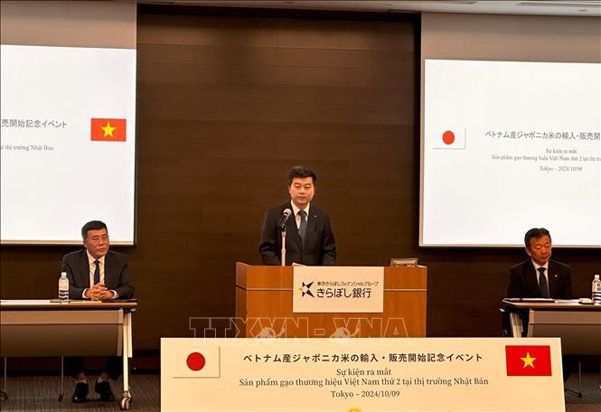 Chargé d’affaires Nguyen Duc Minh at the Vietnamese Embassy in Japan speaks at the ceremony (Photo: VNA)