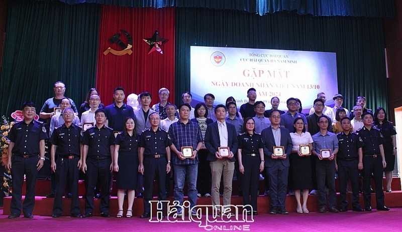 Leaders of Ha Nam Ninh Customs Department presented Commemorative Medals to honor 35 outstanding enterprises in import-export activities in the three provinces of Ha Nam, Nam Dinh and Ninh Binh. Photo: H.Nu