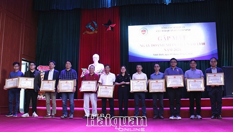 Leaders of Ha Nam Ninh Customs Department presented Certificates of Merit to enterprises with outstanding achievements in import-export activities and Customs law enforcement. Photo: H.Nu