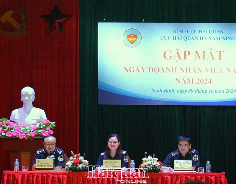 Representatives of Ha Nam Ninh Customs Department received and answered questions from enterprises in the process of implementing customs procedures. Photo: H.Nụ