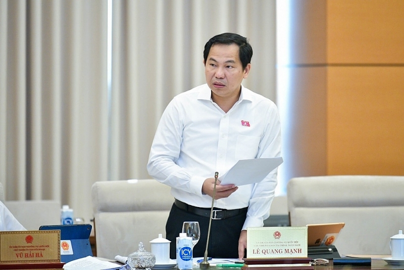 Chairman of the Finance and Budget Committee Le Quang Manh at the session.