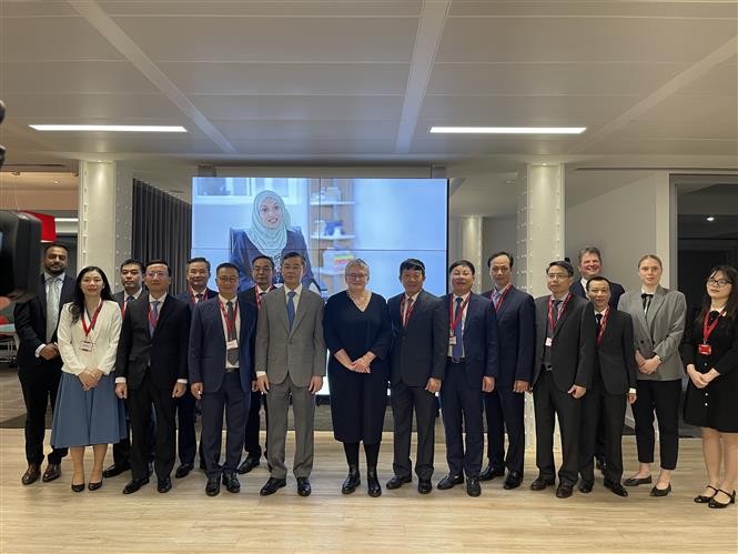 The State Audit Office of Vietnam (SAV) delegation take a photo with Chief Executive of the Association of Chartered Certified Accountants (ACCA) Helen Brand. (Photo: VNA)