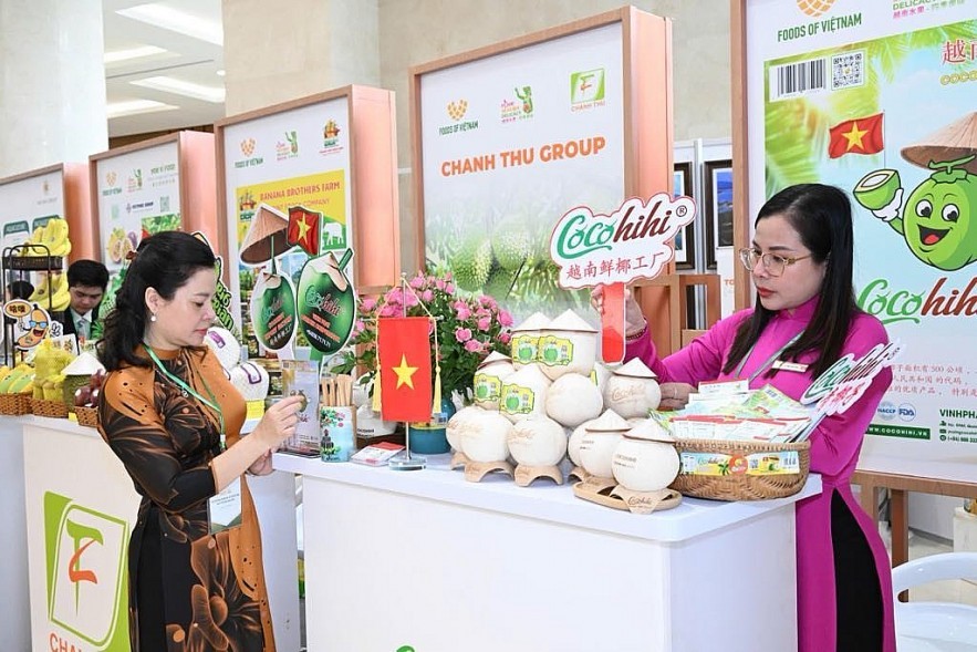 At the exhibition showcasing Vietnam’s distinctive farm produce exported to China opened in Hanoi on October 13. (Photo: thoibaotaichinhvietnam.vn)