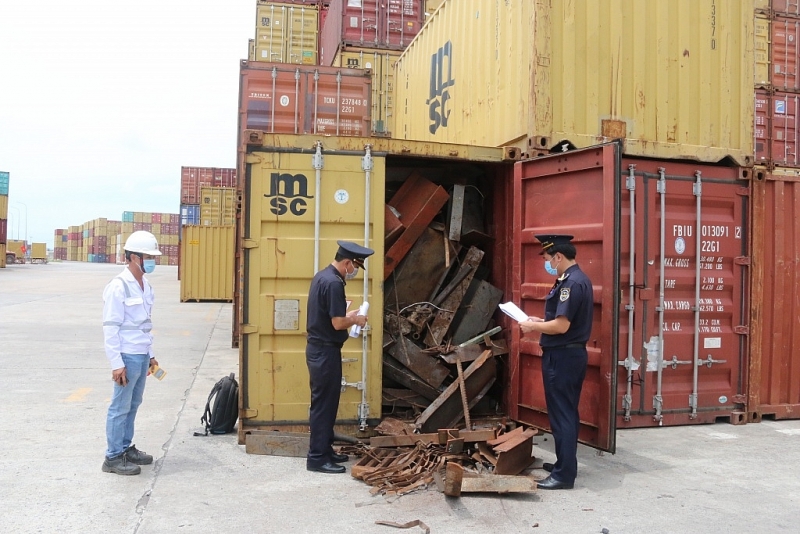 Customs officers of Cai Mep port Customs Branch inspected import-export goods. Photo: Nguyễn Hiền