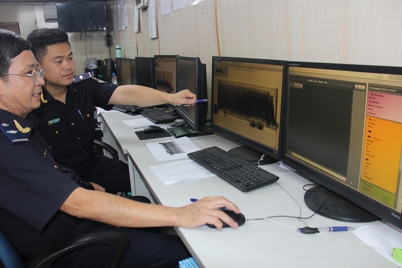 Ho Chi Minh City Customs officers check goods through scanning machines. Photo: T.H