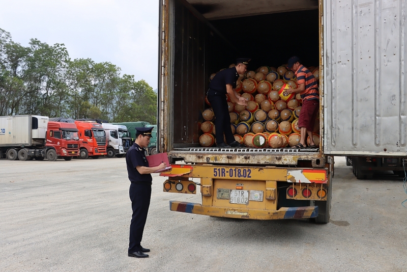 Customs officers of Cao Bang Customs inspect goods. Photo: T.Binh.