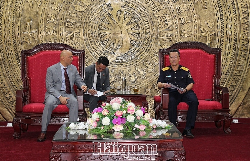 Deputy Director General of the General Department of Customs Au Anh Tuan received Ambassador Extraordinary and Plenipotentiary of the United Arab Emirates (UAE) to Vietnam Bader Almatrooshi. Photo: H.Nu