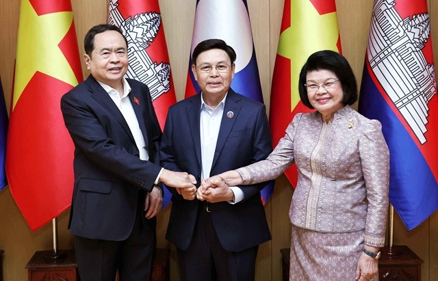 Vietnamese, Lao, Cambodian top legislators meet in Vientiane