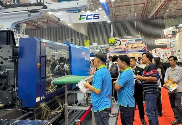 Vietnamese businesses learn about new technologies in the rubber and plastics industry at the VietnamPlas 2024 exhibition. (Photo: baotintuc.vn)