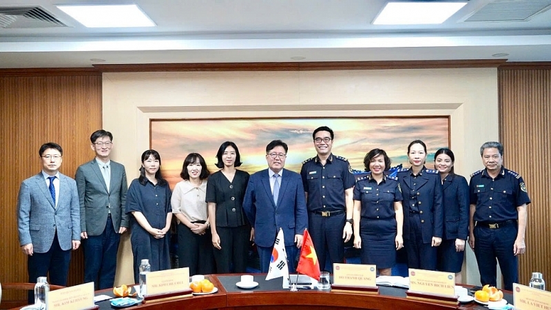 Korean Customs delegation takes souvenir photo with Ho Chi Minh City Customs Department