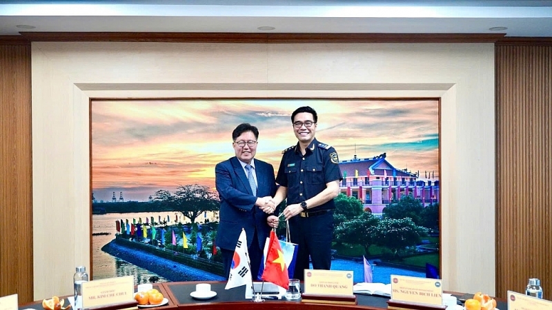 Deputy Director of Ho Chi Minh City Customs Department Do Thanh Quang presents a souvenir to Mr. Kim Jae-Chul, representative of Seoul Regional Customs Department