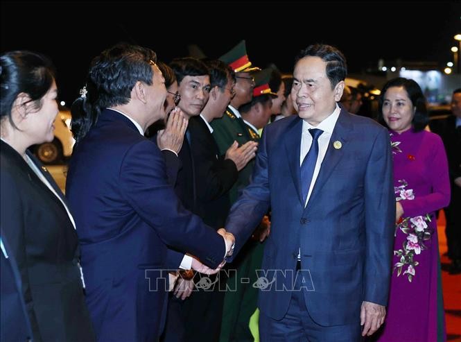 National Assembly Chairman Tran Thanh Man returns to Hanoi on October 19 evening, successfully concluding their official visit to Laos. (Photo: VNA)