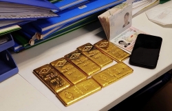 Foreigner caught smuggling 7 gold pieces at Noi Bai Airport