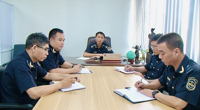 Officers of Team 6 met to discuss the implementation of the project before solving the case. Photo: Chau Long