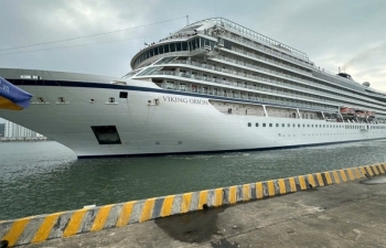 Hon Gai Customs welcomes Viking Orion cruise ship bringing 3 millionth passenger to Quang Ninh