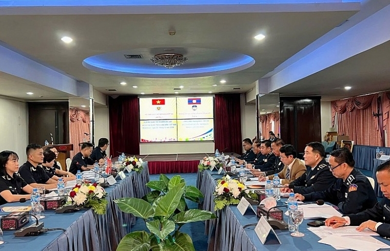 Quang Binh, KhamMuon Customs cooperates in exchanging information