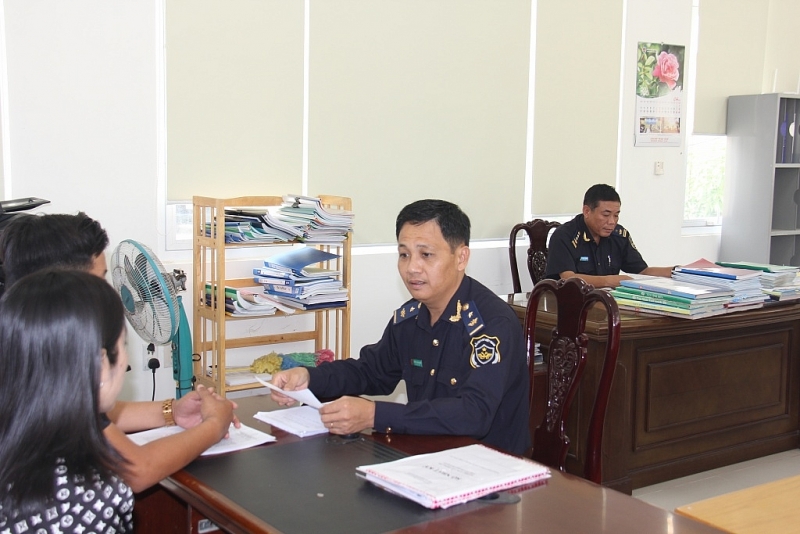 An Giang customs officials guide procedures for businesses. Photo: T.H