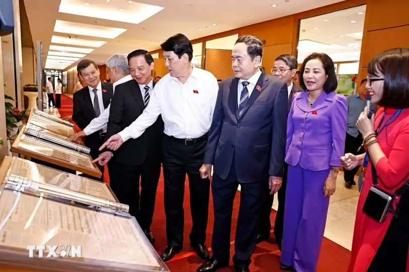 State President Luong Cuong, National Assembly (NA) Chairman Tran Thanh Man and NA deputies visit the exhibition (Photo: VNA)