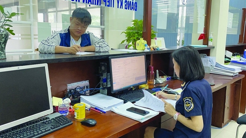 Professional activities at Yen Vien International Railway Station Customs Branch, Hanoi Customs Department. Photo: N.Linh