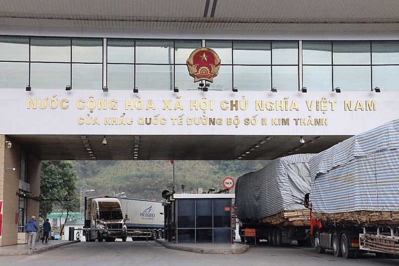 Import and export activities through Kim Thanh International Road Border Gate No. II, Lao Cai. Photo: T.Binh