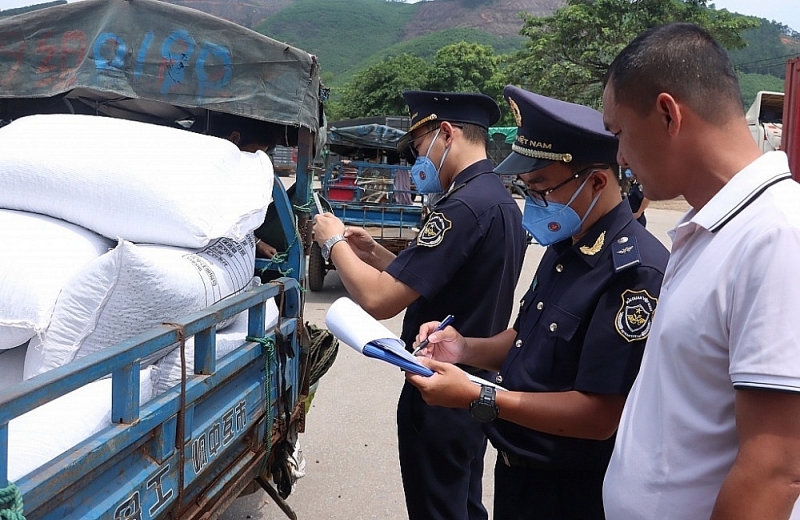 Officials of the Hoanh Mo Border Gate Customs Branch (Quang Ninh Customs Department) inspect import and export goods. Illustrative photo: Q.H