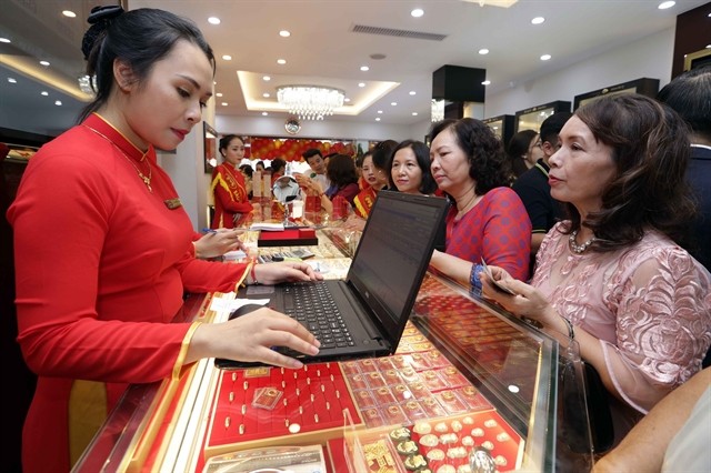 People flock to a gold shop in Hanoi. (Photo: VNA)