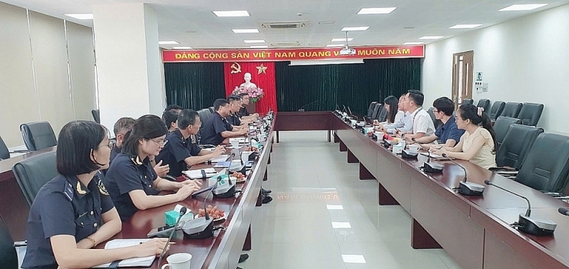 Hon Gai Port Customs Branch meets and listens to support businesses affected by typhoon Yagi. Photo: Quang Ninh Customs