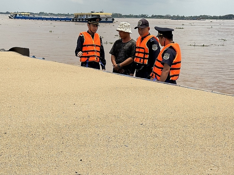 Customs officials of Vinh Xuong International Border Gate Customs Branch inspect imported sand barges at the end of September 2024. Photo: T.H