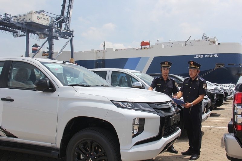 The decrease in imported cars has affected the state budget revenue of Ho Chi Minh City Customs Department. Photo: T.H