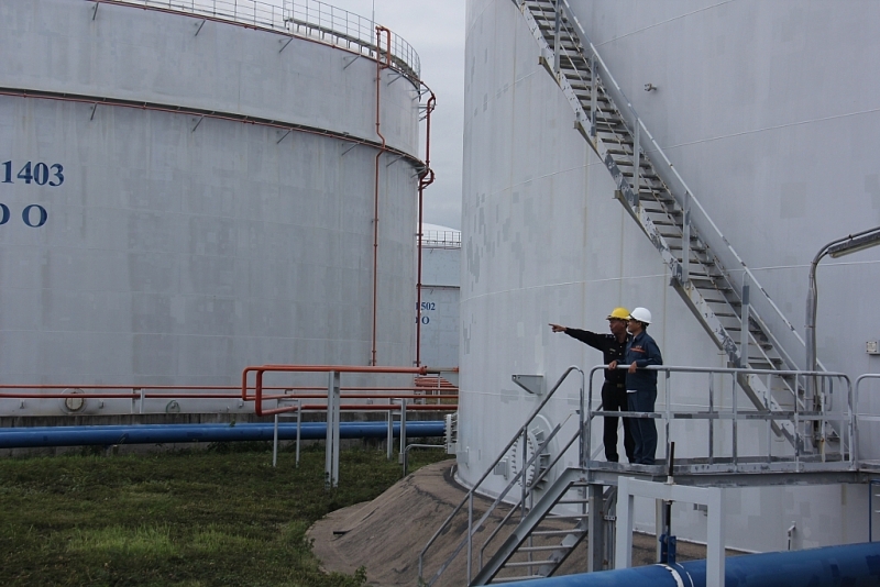 Khanh Hoa Customs officials supervise at the petroleum bonded warehouse. Photo: T.H